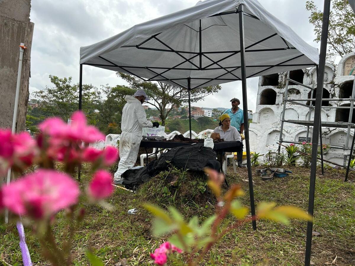 Inició la recuperación de 32 cuerpos no identificados en el cementerio de Anorí, Antioquia