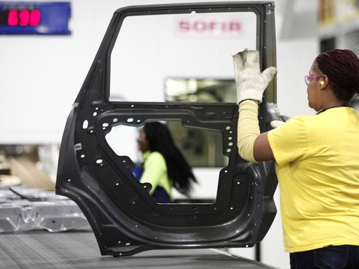 Aumento del salario mínimo puede damnificar a las regiones más pobres: decano de economía