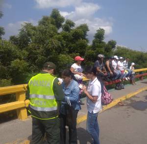 Venezolanos mostrando sus documentos a las autoridades colombianas