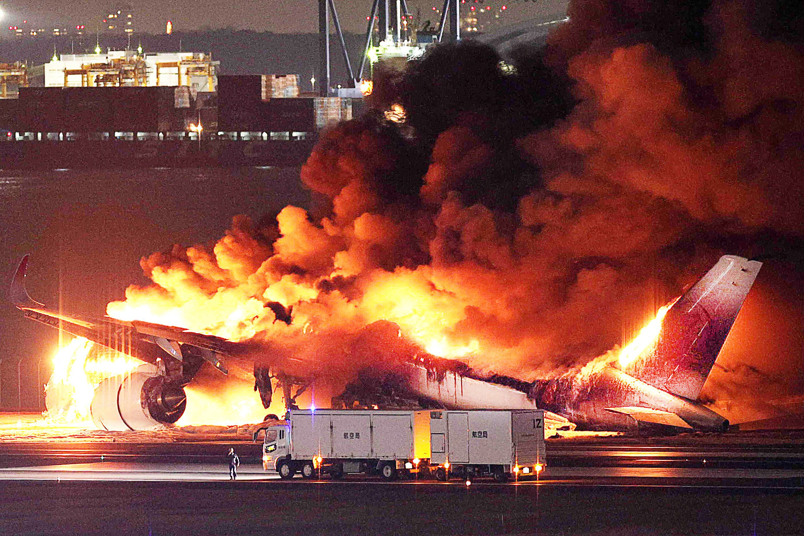 Incendio del vuelo JL516 en el Aeropuerto de Tokio operado por la aerolínea Japan Airlines que transportaba 367 personas.
(Foto: STR/JIJI PRESS/AFP via Getty Images)