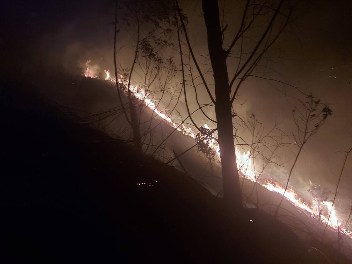 Bomberos tratan de apagar un enorme incendio forestal en Amagá