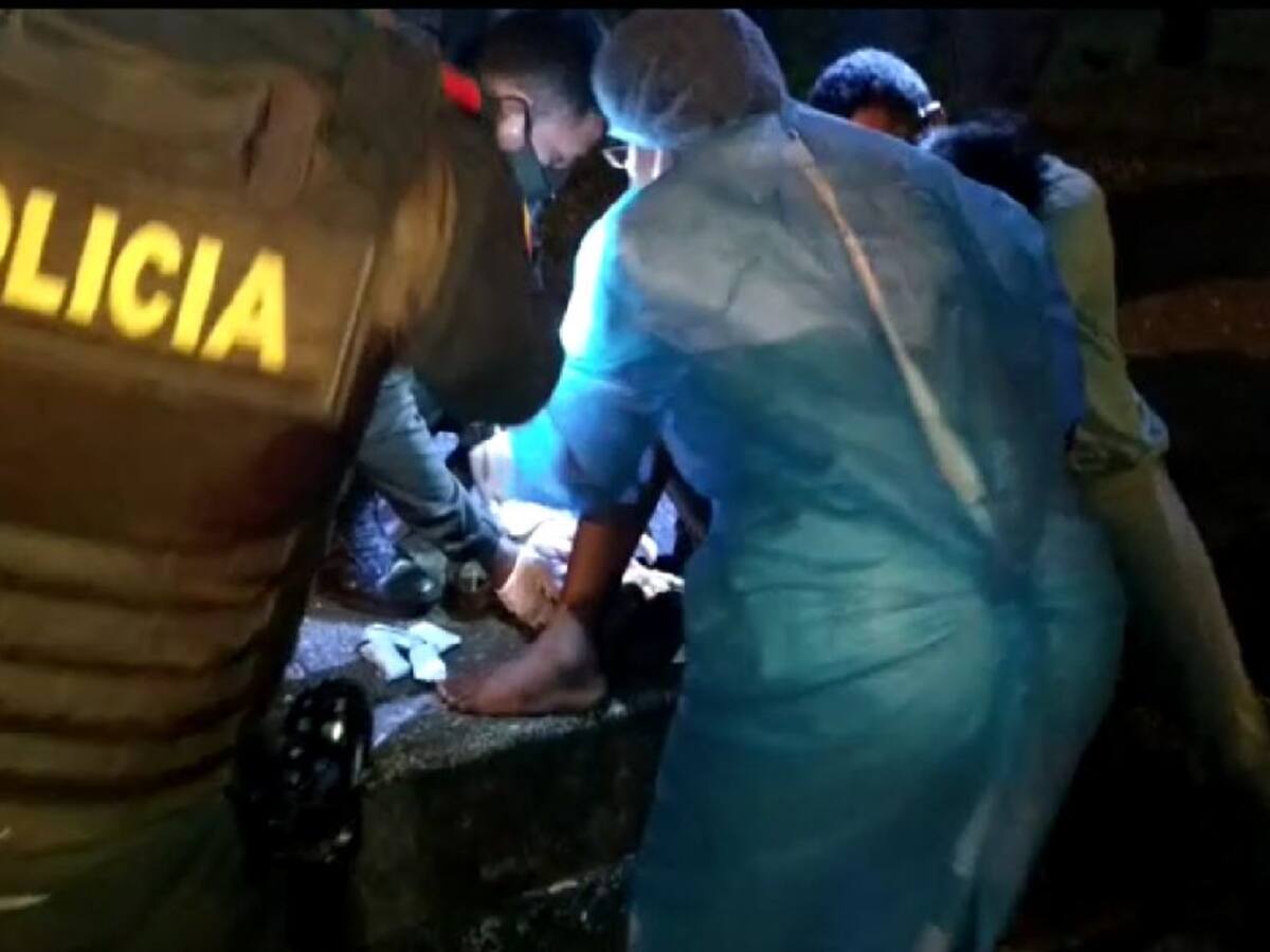 Eso sí es bonito, policias ayudan a madre a dar a luz en la calle