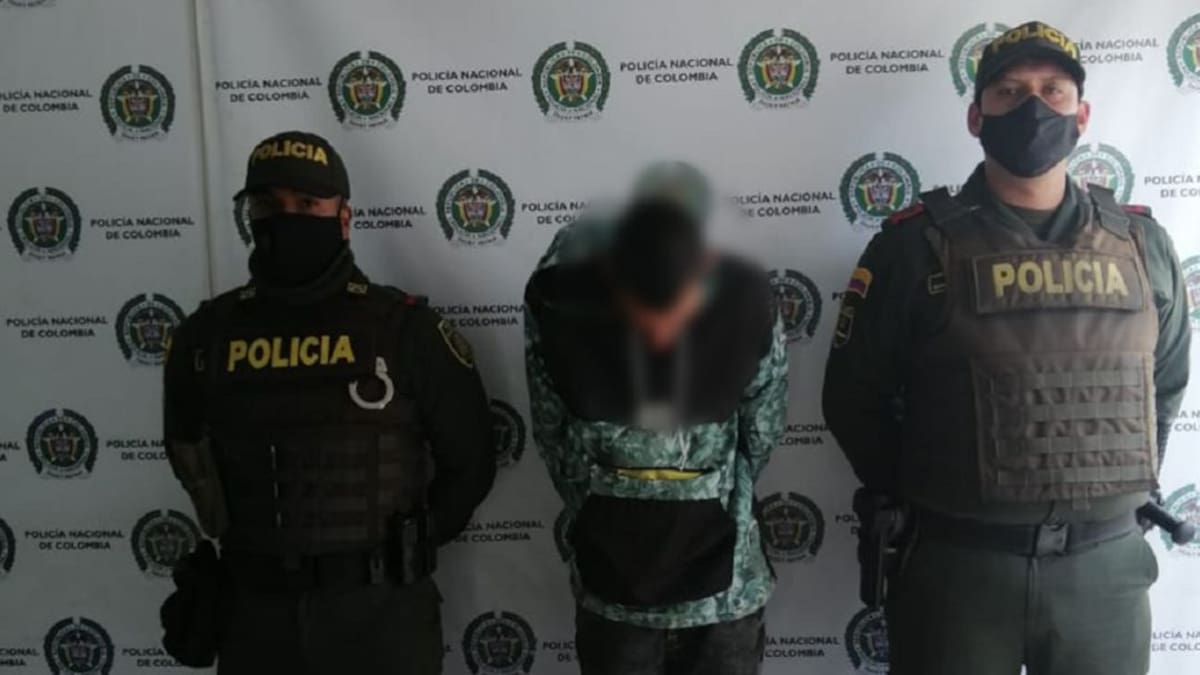 Detienen a un hombre que intentó huir escondiendo un arma de fuego