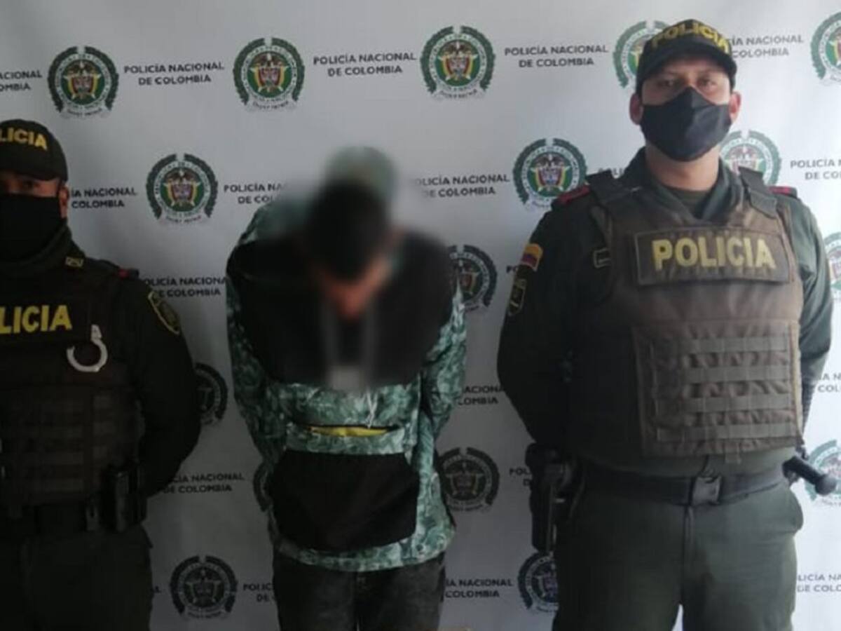 Detienen a un hombre que intentó huir escondiendo un arma de fuego