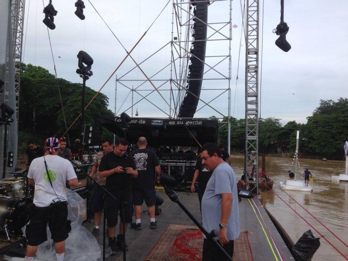 Las playas del Río Sinú se llenan de espectadores ansiosos por presenciar el primer concierto de la gira "Loco por Amor"