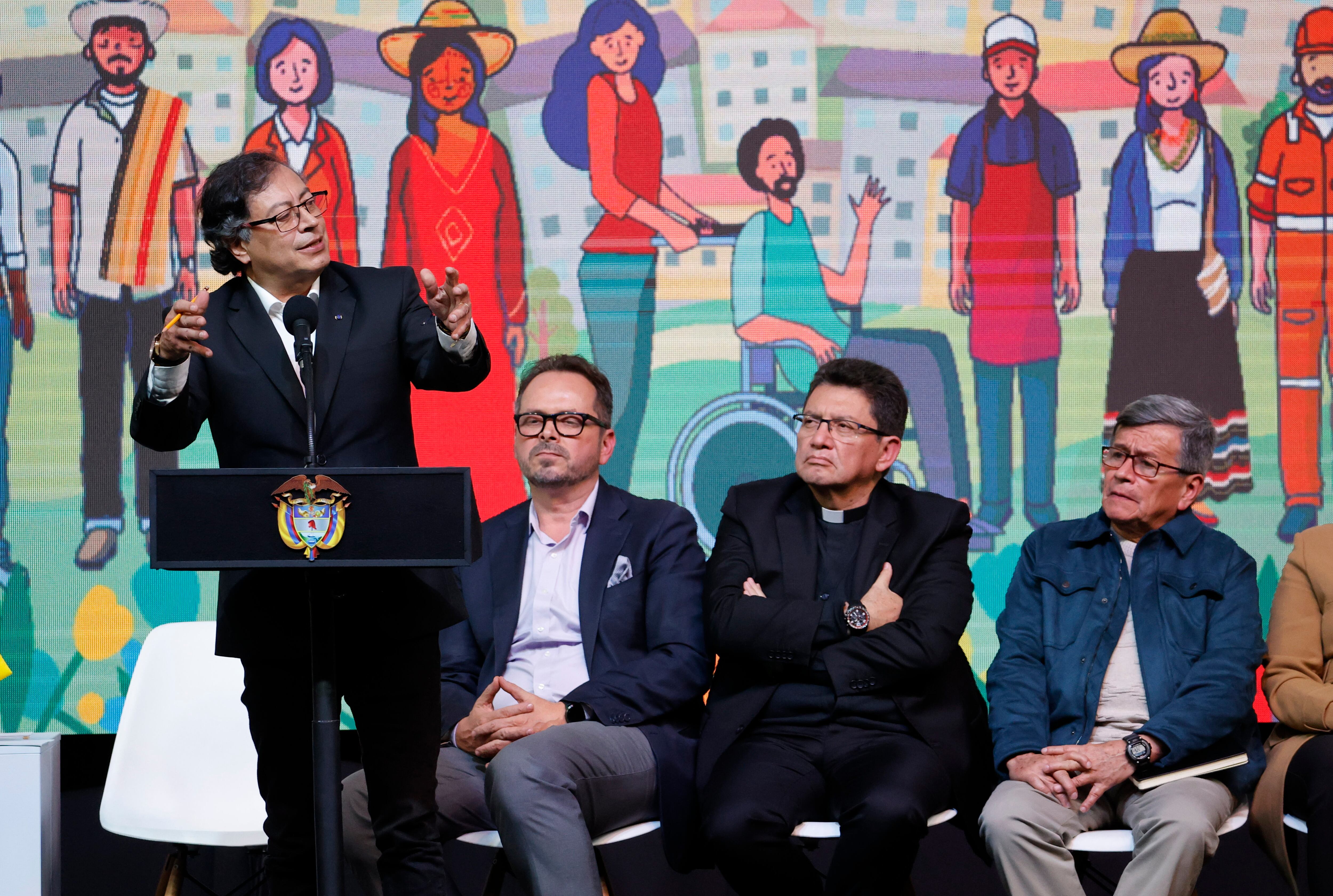 AME7806. BOGOTÁ (COLOMBIA), 03/08/2023.- El presidente de Colombia, Gustavo Petro (i) habla hoy, durante la instalación del Comité Nacional de la Participación - instancia transitoria de la Mesa de Diálogos de Paz, en Bogotá (Colombia). Coincidiendo con la entrada en vigor del cese el fuego entre el ELN y el Estado colombiano, este jueves se instaló en Bogotá el Comité Nacional de Participación (CNP) de la mano del presidente de Colombia, Gustavo Petro, junto con los delegados del Gobierno y de la guerrilla del ELN. Este mecanismo nace con el propósito de promover la inclusión de la sociedad en la construcción de la paz, según detallaron ambas partes. EFE/ Mauricio Dueñas Castañeda