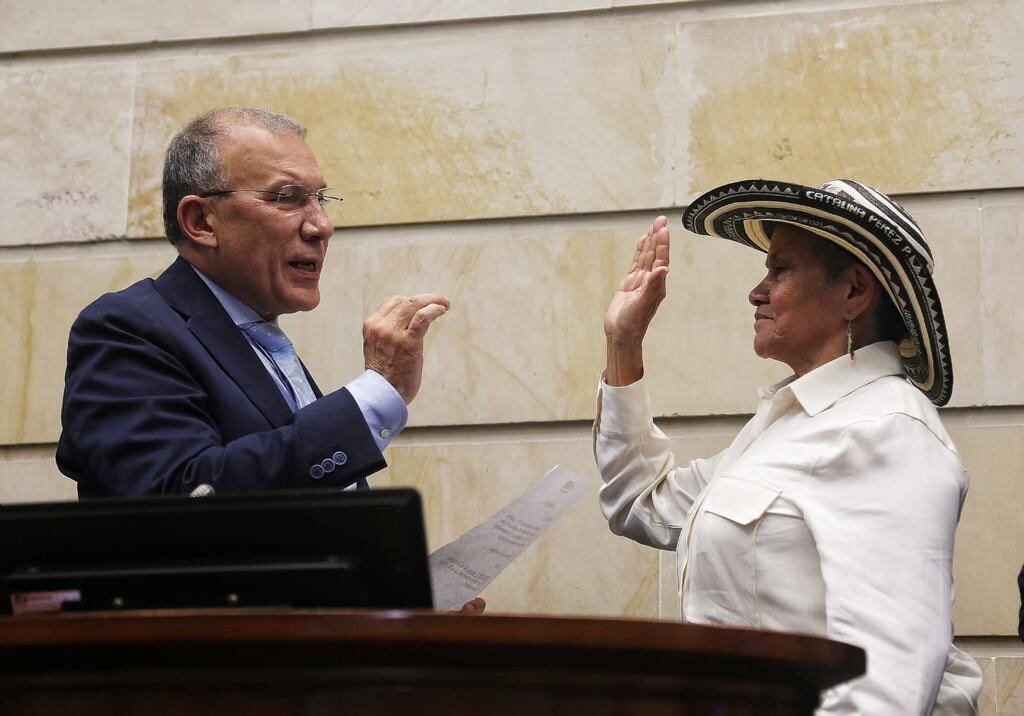 Catalina Pérez se posesiona ante su colega de bancada Roy Barreras. Foto/Senado de la República.