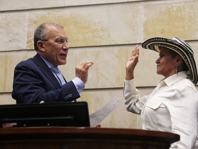 Catalina Pérez se posesiona ante su colega de bancada Roy Barreras. Foto/Senado de la República.