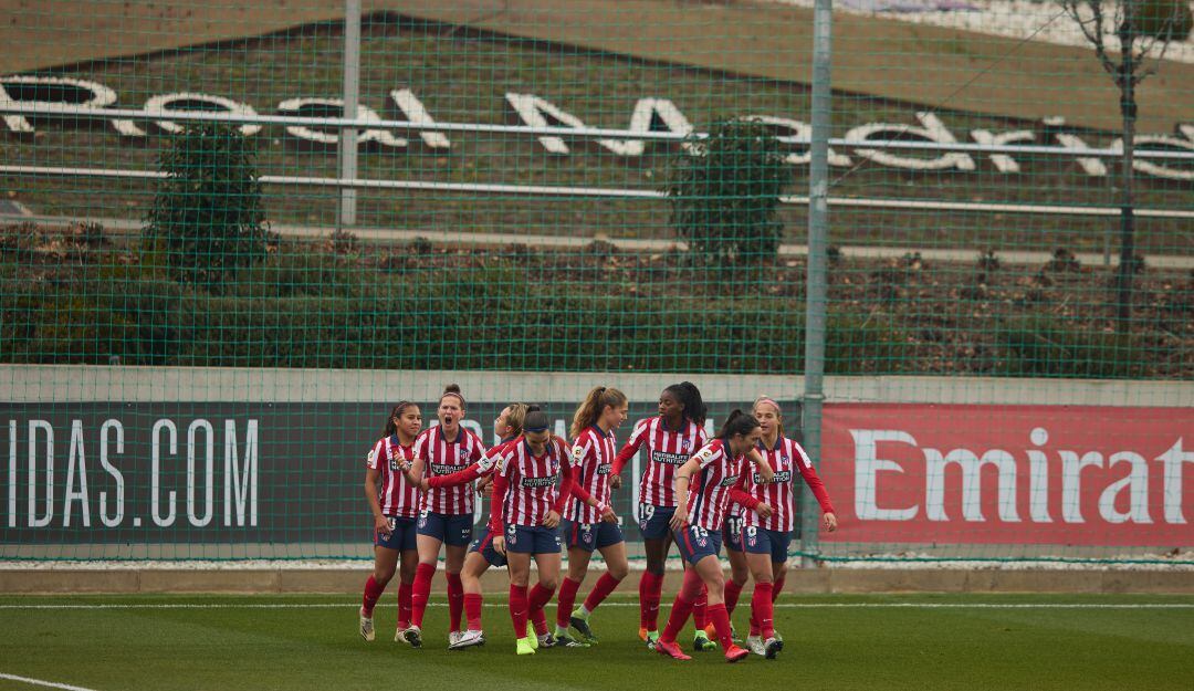 Leicy Santos celebra el gol de la victoria de Atlético de Madrid en el sede deportiva del Real Madrid