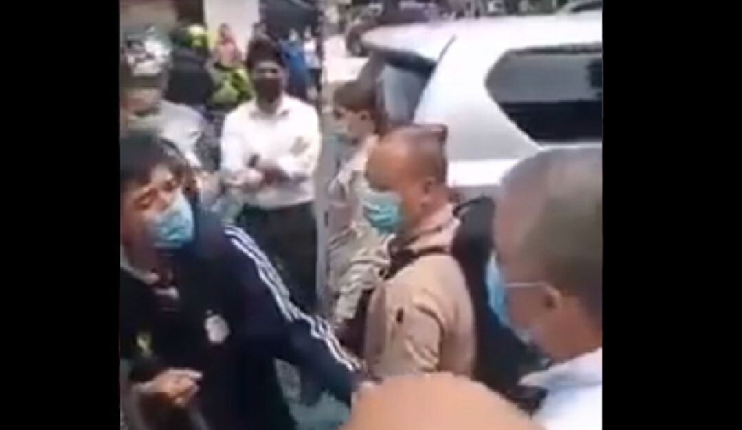 Video en que se ve un joven reclamándole al presidente Iván Duque