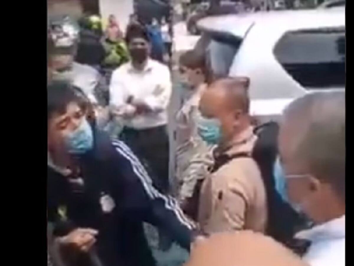 Joven se le acercó a Duque y le dijo "nos está matando"