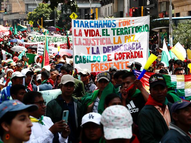 AME2931. BOGOTÁ (COLOMBIA), 27/09/2023.- Indígenas de varias regiones del país participan de una marcha "Por la paz, por la vida, por la justicia social", hoy, en Bogotá (Colombia). Manifestantes salen este miércoles a las calles en una manifestación "por la vida" convocada por el presidente Gustavo Petro, que ha llamado a sindicatos, obreros, indígenas y campesinos a que defiendan las reformas impulsadas por su Gobierno, un mes antes de las elecciones de alcaldes y gobernadores. EFE/ Carlos Ortega