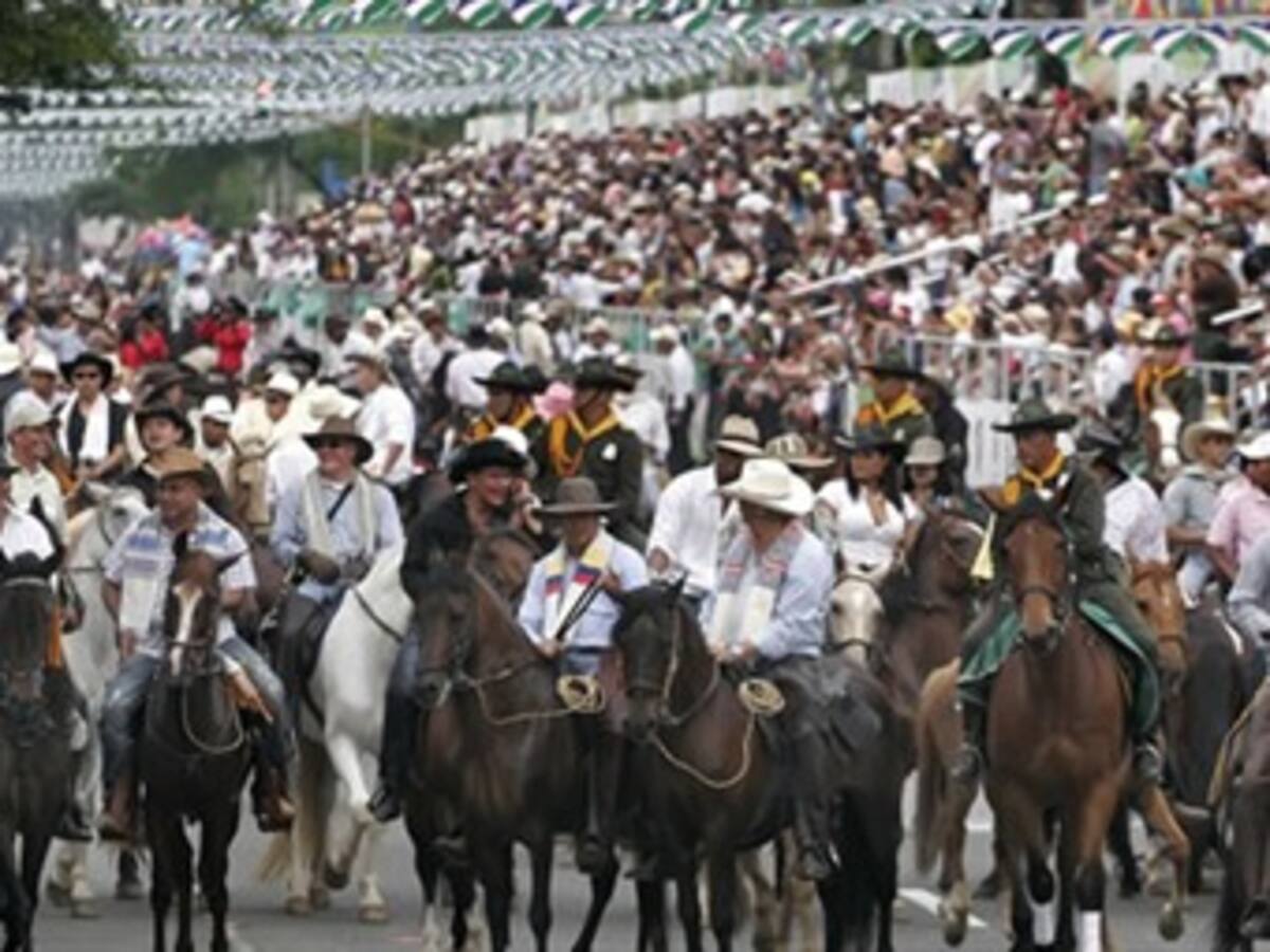 Denuncian millonarias extorsiones en cabalgata de la Feria de las Flores