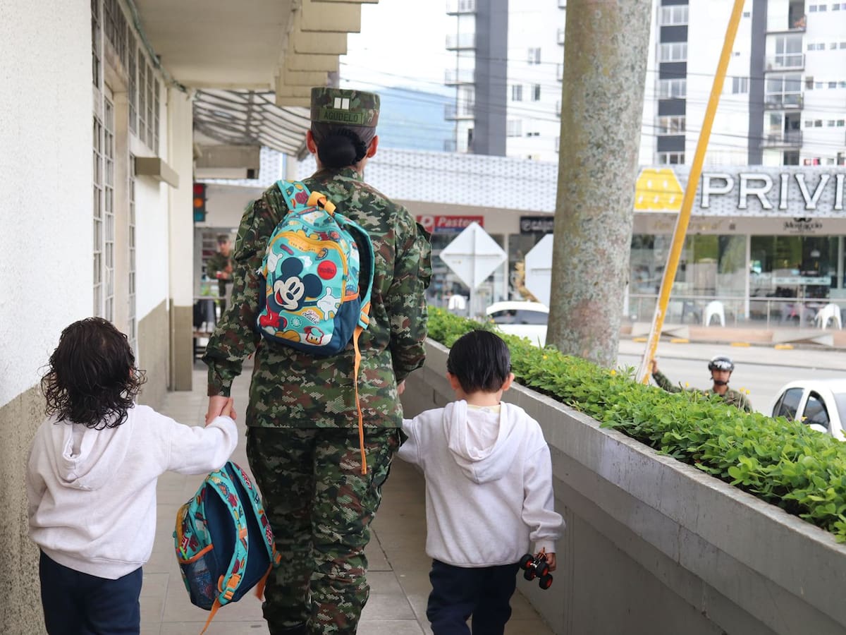 El amor de una madre también se viste de uniforme del Ejército en la ciudad de Armenia
