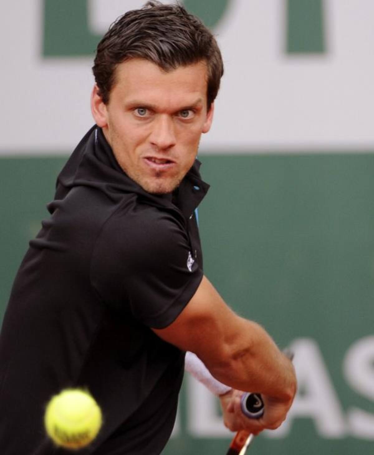 El tenista alemán Tobias Kamke devuelve la bola durante el partido de segunda ronda del torneo de Roland Garros que disputó contra el francés Julien Benneteau en París, Francia, hoy, miércoles 29 de mayo de 2013. Foto: efe