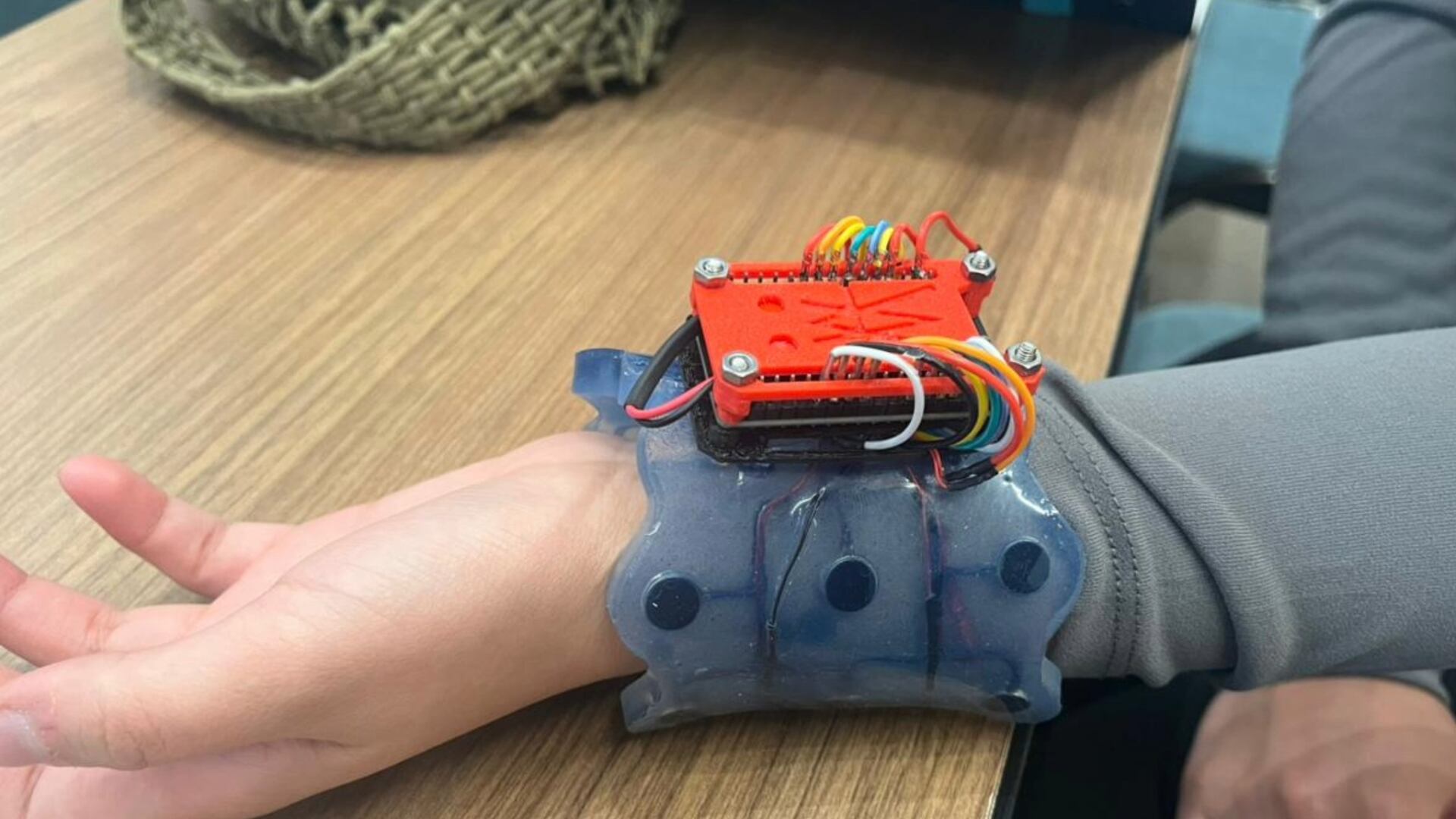 Prototipo de manilla con retroalimentación háptica creada por Andrés Vargas. | Foto:  Facultad de Ingeniería, Universidad de Los Andes (@ingenieriauniandes)