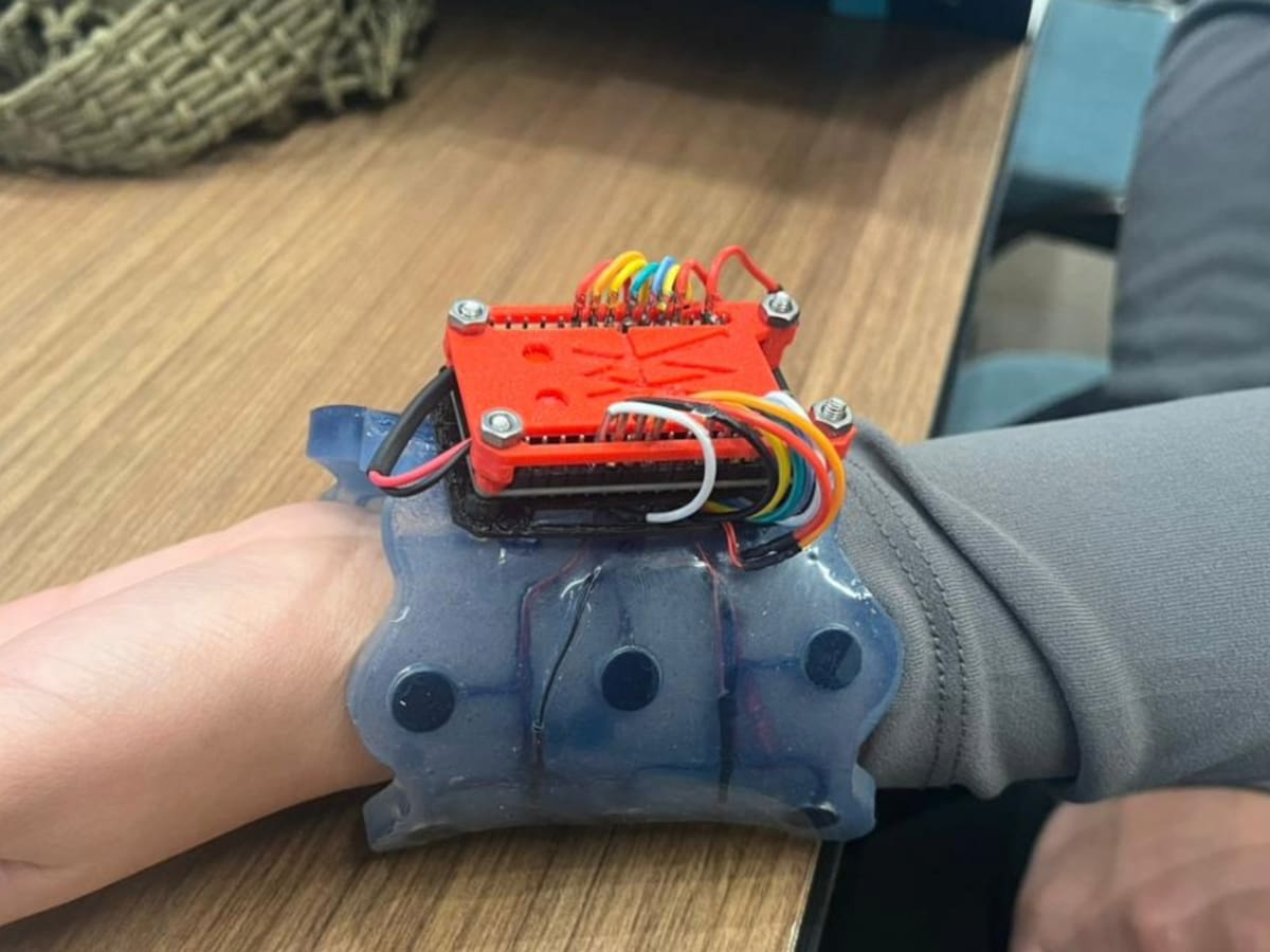 Esta manilla hecha en Colombia usa IA para enseñarle a los futuros cirujanos a suturar con el tacto