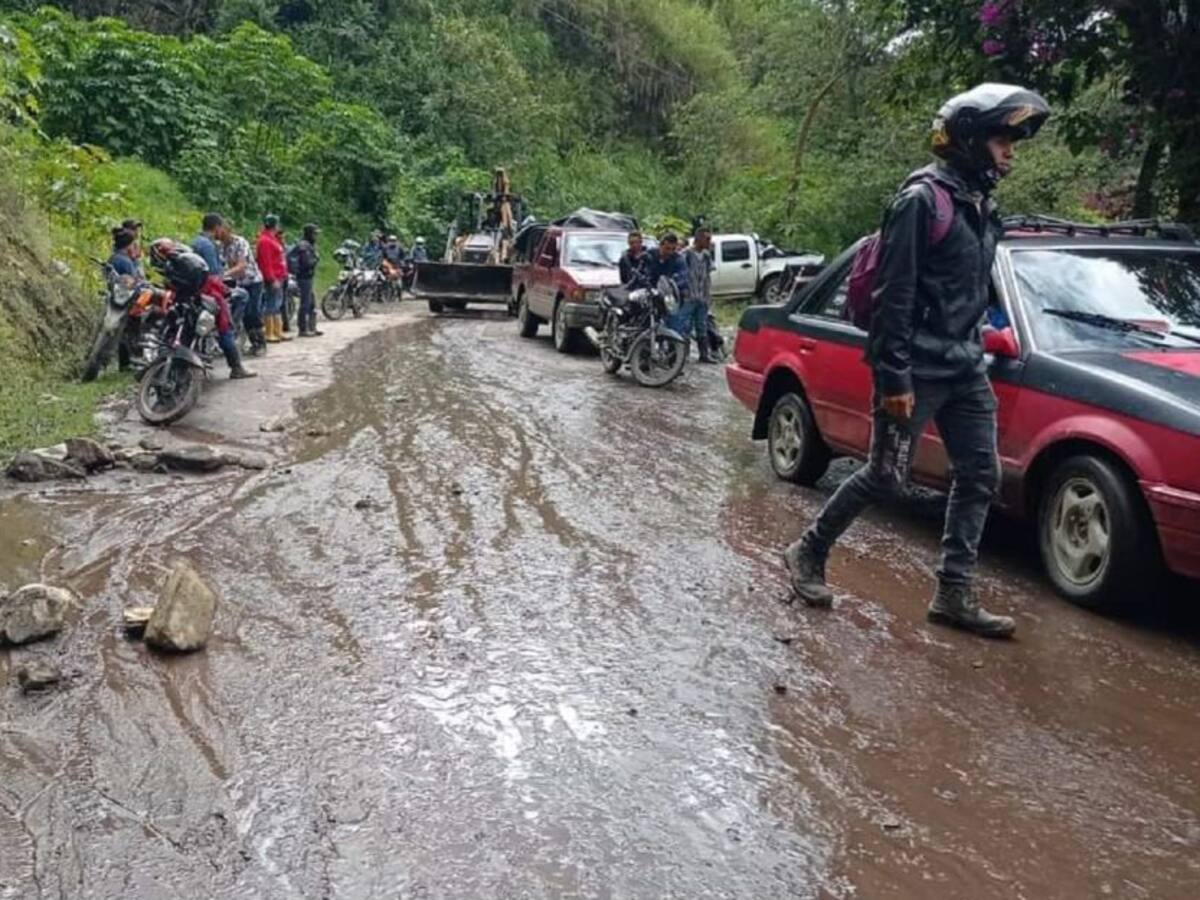 Colapsadas rutas de evacuación del Volcán Machín en Cajamarca, Tolima