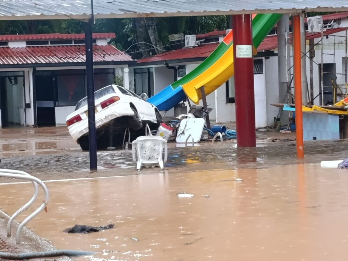 Inundaciones en Melgar arrastraron carros hasta las piscinas de los hoteles