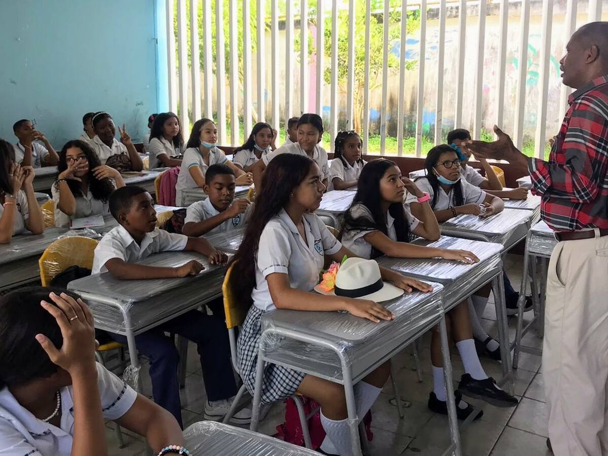 Dos colegios de Cartagena recibieron dotaciones para optimizar sus aulas