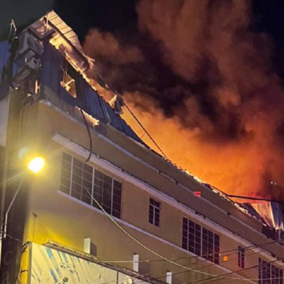 Incendio de grandes proporciones en bodega de zapatos del centro de Cali