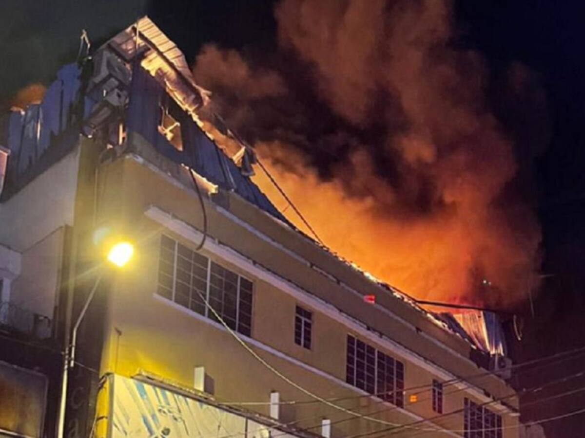 Incendio de grandes proporciones en bodega de zapatos del centro de Cali