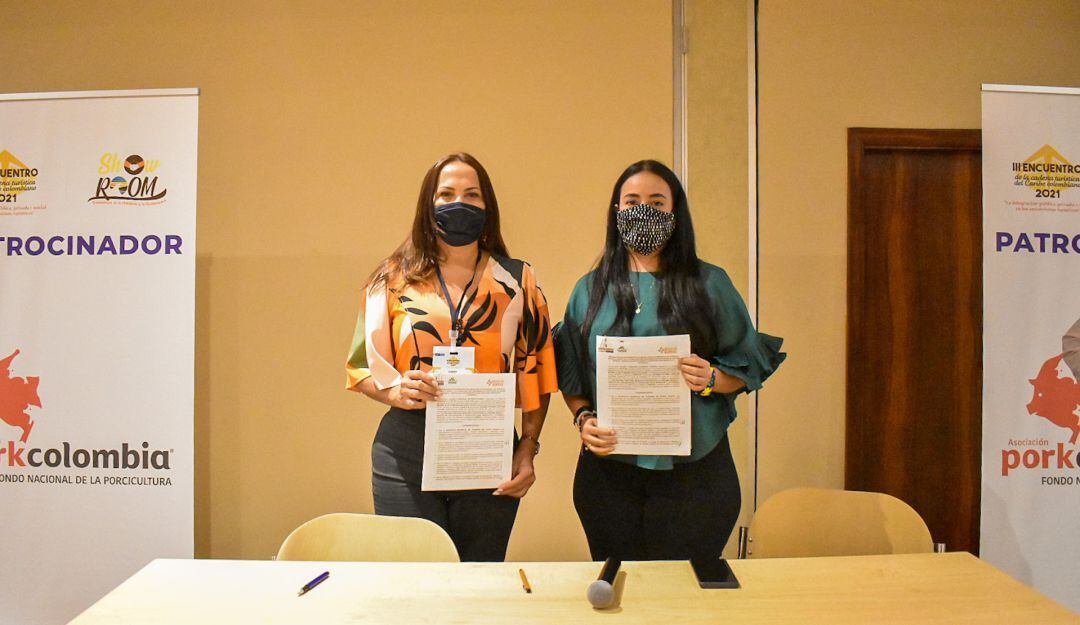 Sandra Howard, directora Ejecutiva de la Fundación Greater Medellín Convention & Visitors Bureau y Laura Agudelo, directora del INDETUR