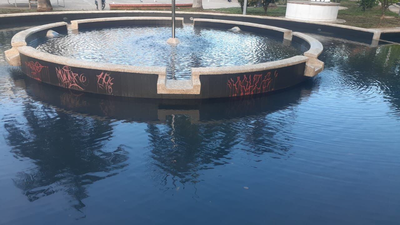 Vandalizan fuente en el parque Las Cigarras.
