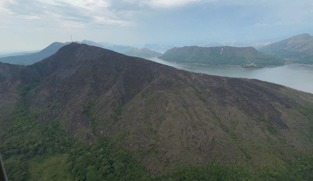 Controlado incendio forestal en la represa de Prado - Tolima