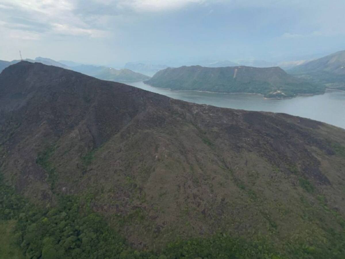 Controlado incendio forestal en la represa de Prado, Tolima