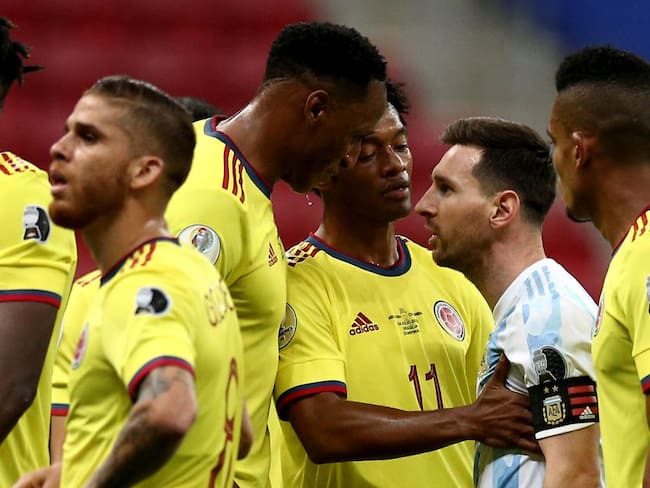 Yerry Mina y Lionel Messi discutiendo en la Copa América 2021