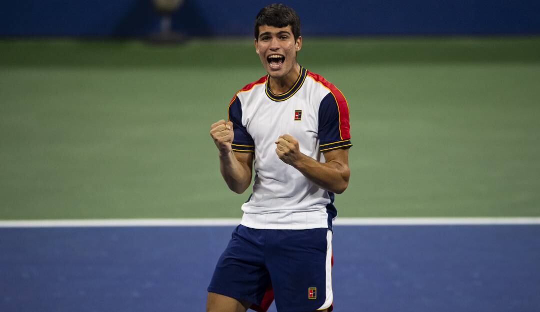 Carlos Alcaraz festeja emocionado tras su clasificación a cuartos de final del US Open.