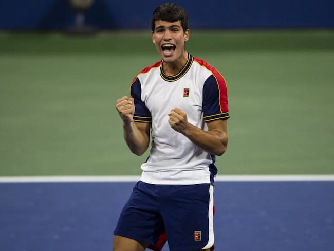 Carlos Alcaraz festeja emocionado tras su clasificación a cuartos de final del US Open.