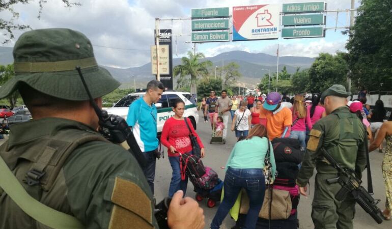 Uniformados en el puente Simón Bolívar