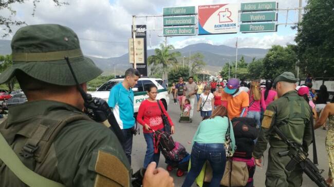 Uniformados en el puente Simón Bolívar