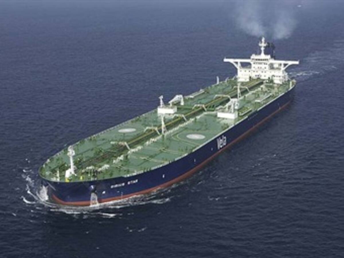 El petrolero saudí secuestrado se encuentra en la costa de Somalia
