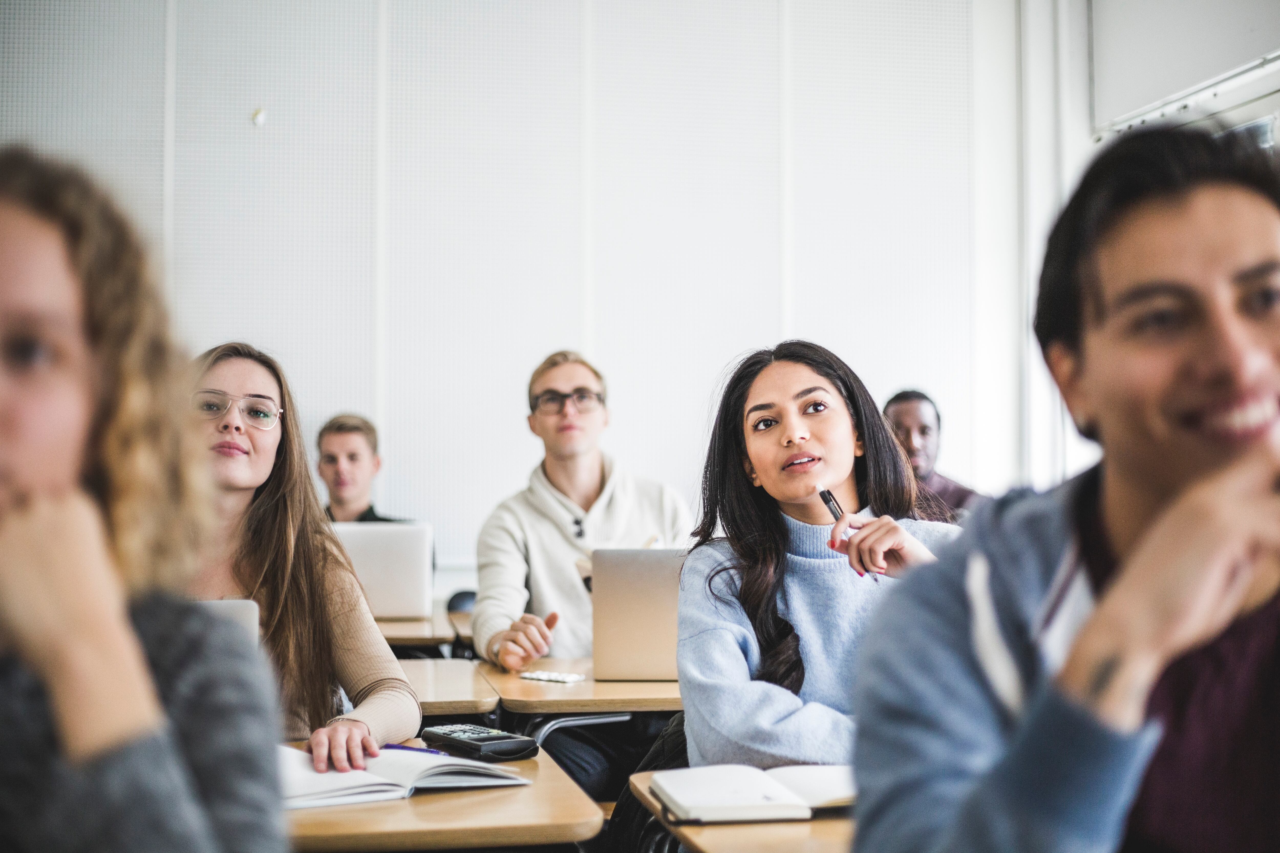 Estudiantes en el aula de clase (Foto vía Getty Images)