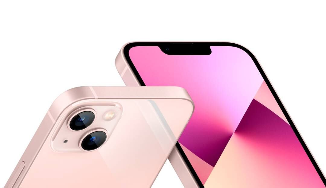 Fotografía cedida por Apple donde se muestran los diferentes colores de su nuevo iPhone 13 que saldrá a la venta este viernes a un precio de 799 dólares (909 euros en Europa). Crédito: EFE