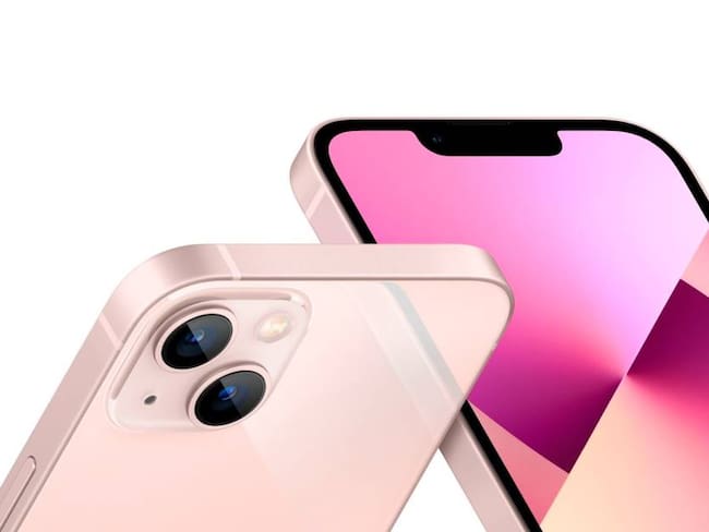 Fotografía cedida por Apple donde se muestran los diferentes colores de su nuevo iPhone 13 que saldrá a la venta este viernes a un precio de 799 dólares (909 euros en Europa). Crédito: EFE