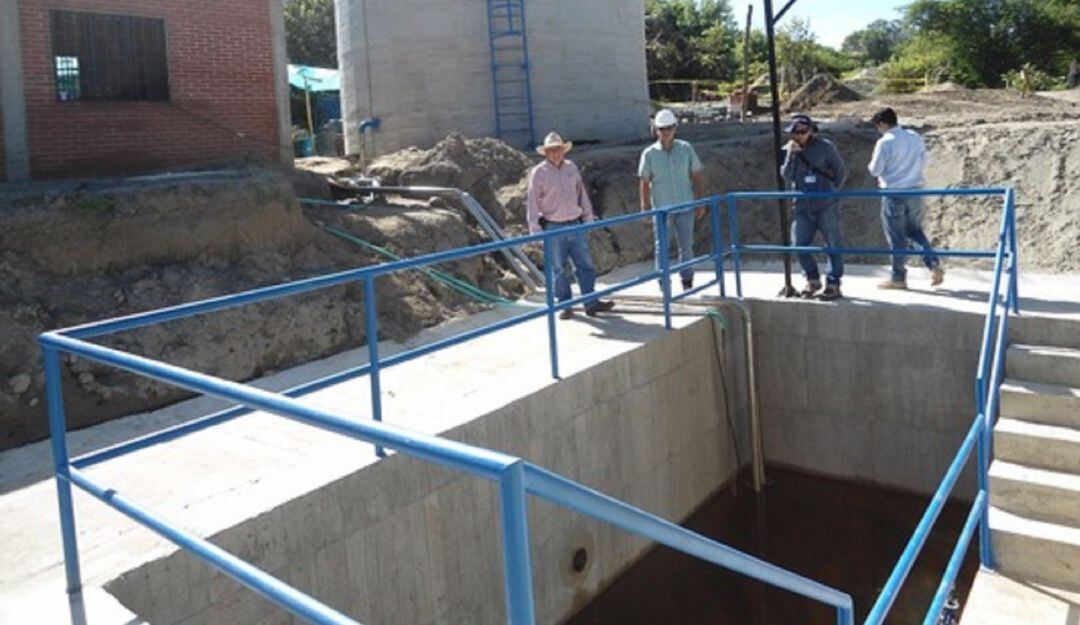 El vital líquido se le suministra a la población a través de carrotanques desde otros municipios.