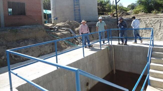 El vital líquido se le suministra a la población a través de carrotanques desde otros municipios.