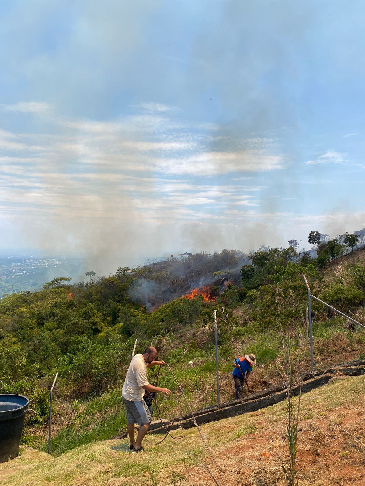 En La Buitrera, sur de la Capital del Valle, el incendio forestal amenaza varias viviendas. Los habitantes hacen un llamado de auxilio.