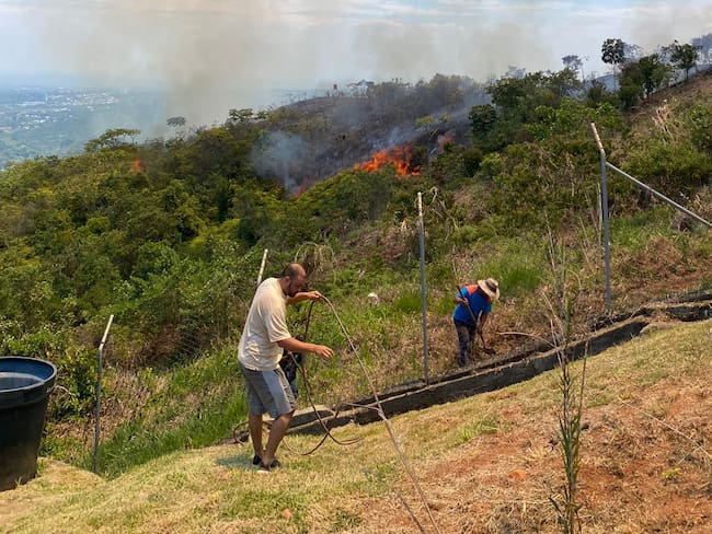 En La Buitrera, sur de la Capital del Valle, el incendio forestal amenaza varias viviendas. Los habitantes hacen un llamado de auxilio.
