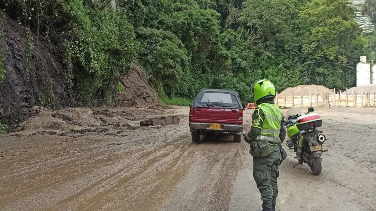 Dos deslizamientos en la vía la Línea generan congestión vehicular