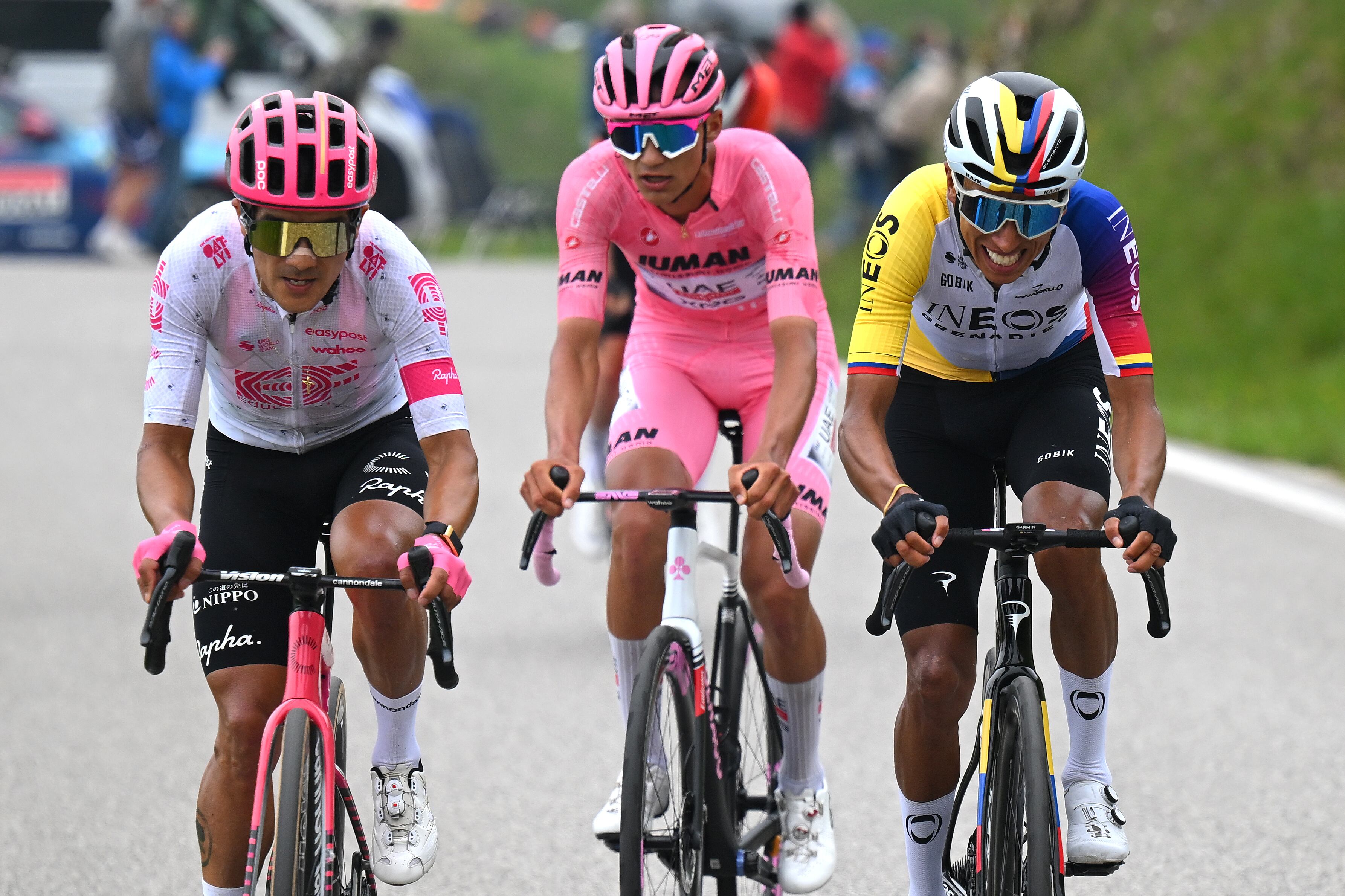Richard Carapaz, Isaac Del Toro y Egan Bernal durante la etapa 15 del Giro de Italia. (Photo by Tim de Waele/Getty Images)