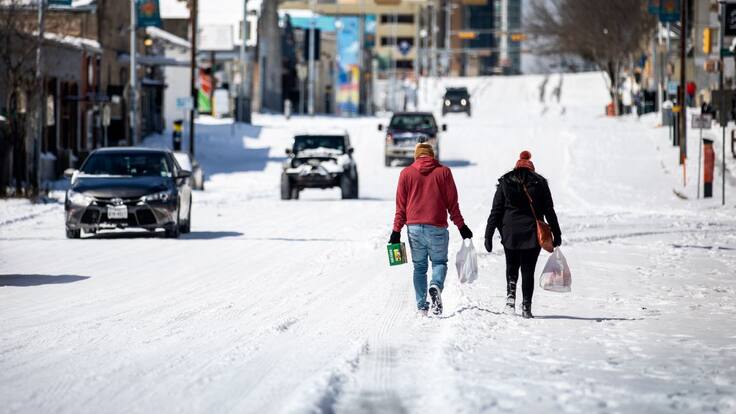 Familias enteras duermen en el carro en busca de calor: periodista en Texas