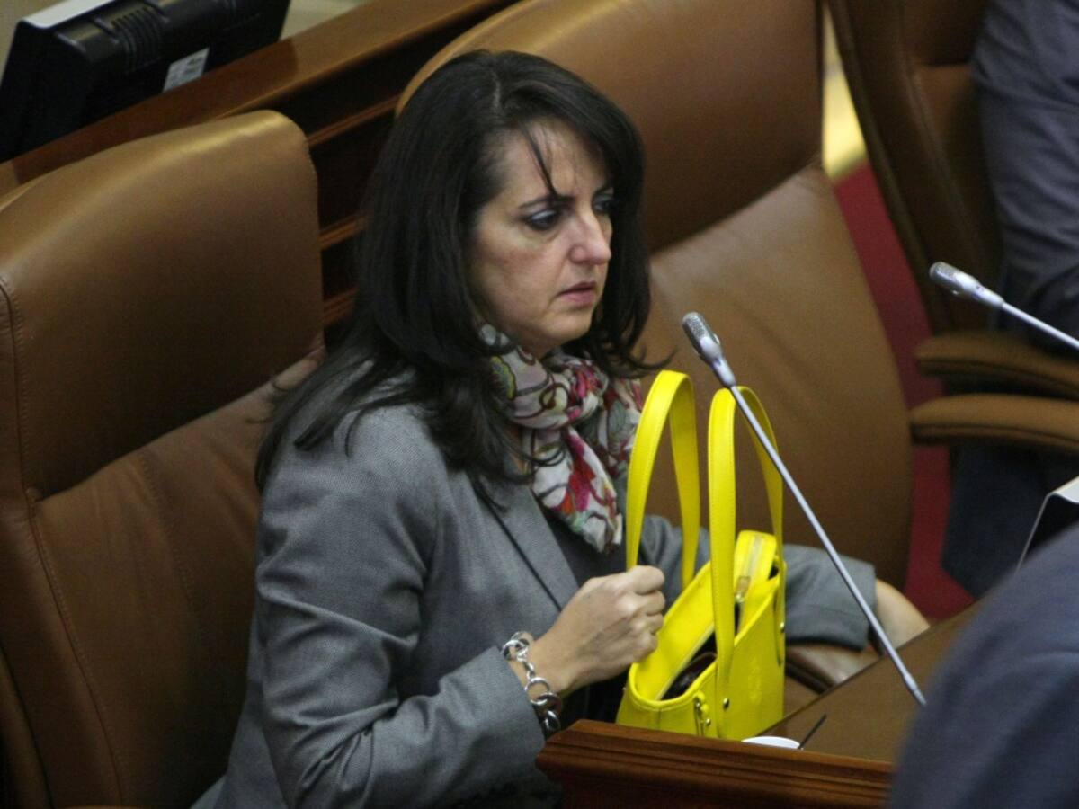 Universidades públicas son un barril sin fondo: senadora Cabal