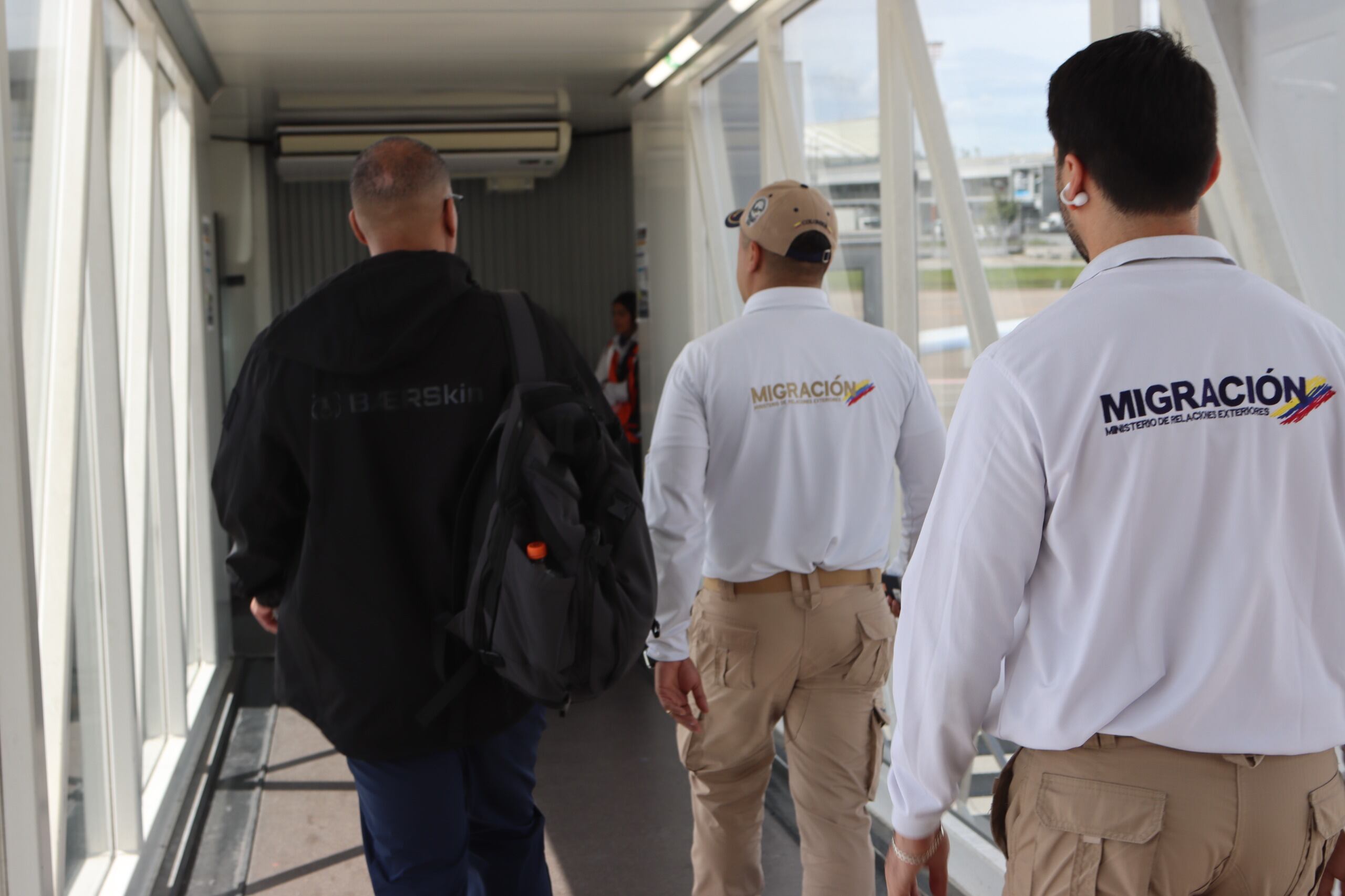 Ciudadano ruso inadmitido en el aeropuerto internacional José María Córdova de Rionegro. Cortesía: Migración Colombia.