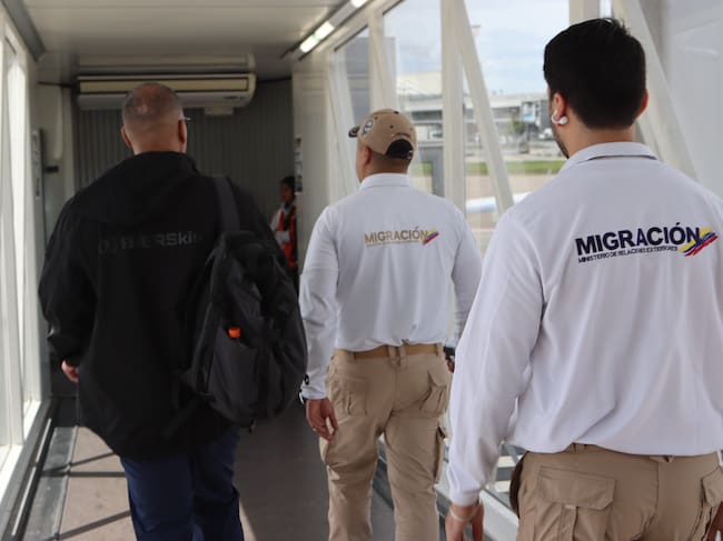 Ciudadano ruso inadmitido en el aeropuerto internacional José María Córdova de Rionegro. Cortesía: Migración Colombia.