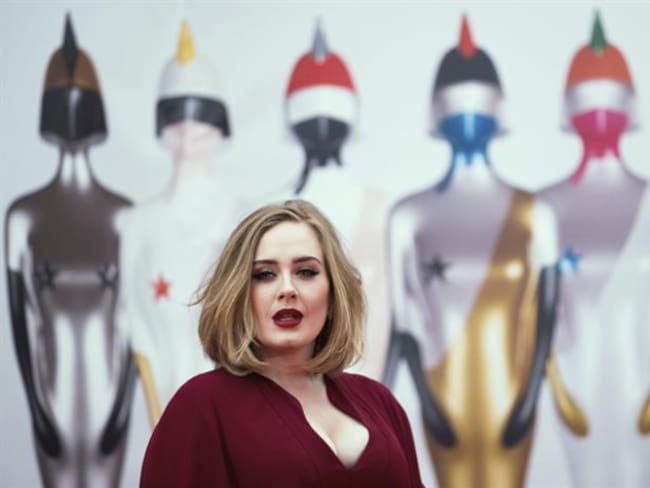 Adele regaña a una espectadora por grabarla en vez de verla